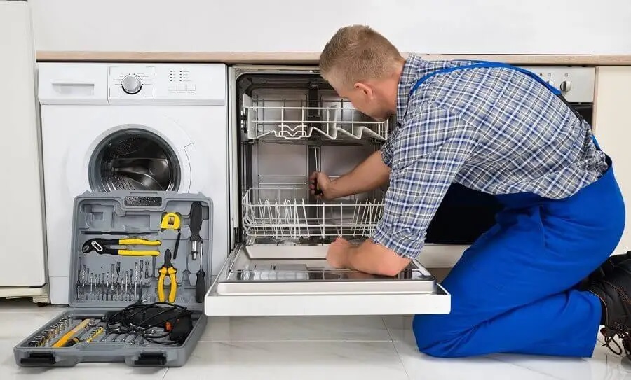 Etimesgut Hitachi servisi teknisyen ekibi beyaz eşya tamiri yaparken